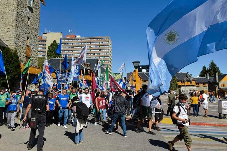 Movilización al juzgado Civil de Bariloche para reclamar por la seguridad de los manifestantes que iniciaron la "Marcha por la soberanía de Lago Escondido".