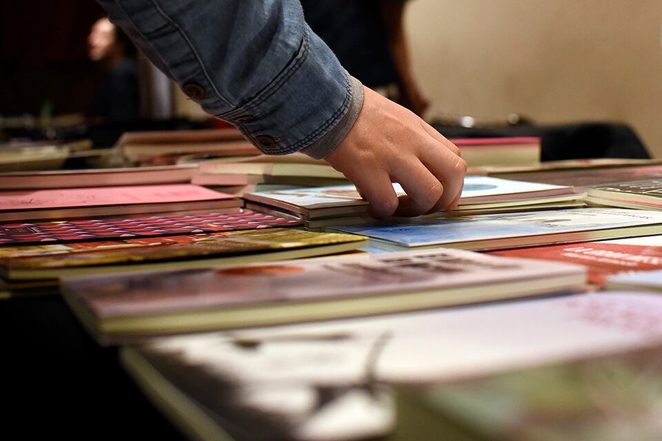 Los libros de autores locales ahora se envían a domicilio