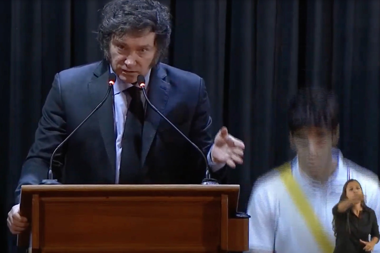 Milei, el escolta, el desmayo y el peligro del comunismo, todo en una misma escena.