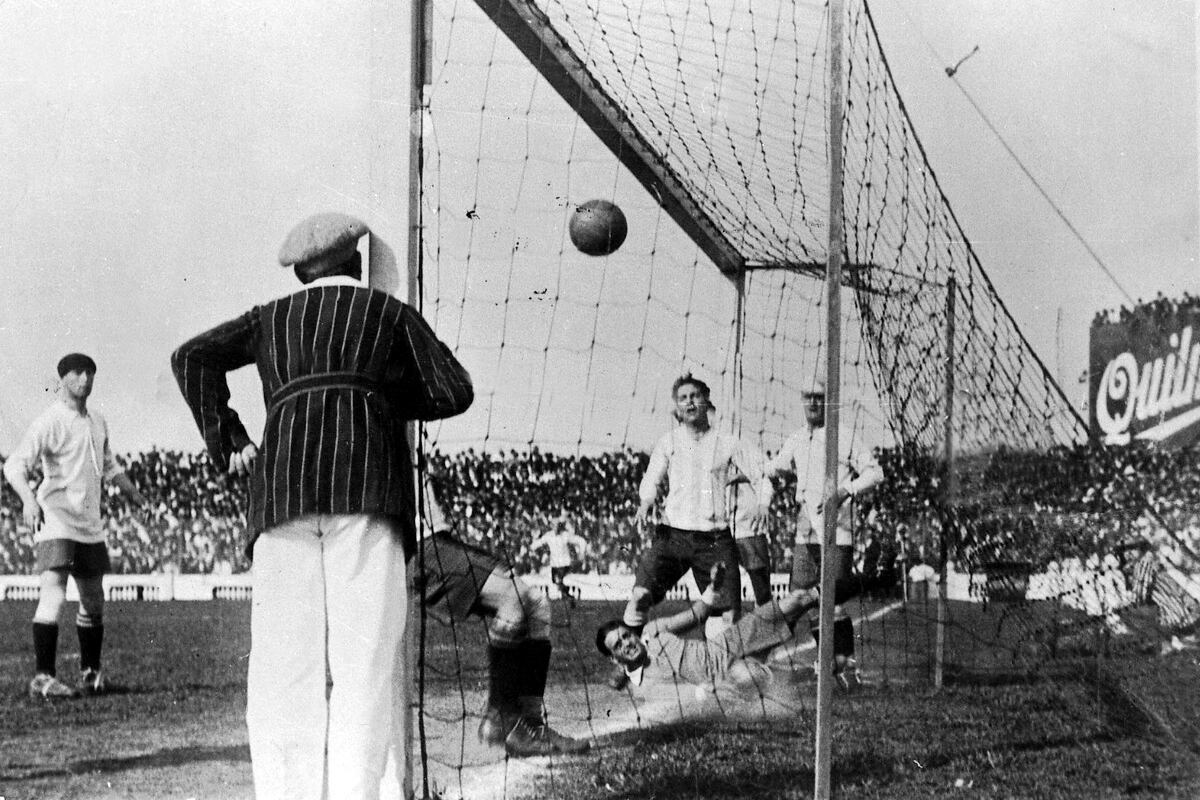 La pelota impulsada por Onzari ingresa al arco, ante la mirada del árbitro y el resto de los jugadores