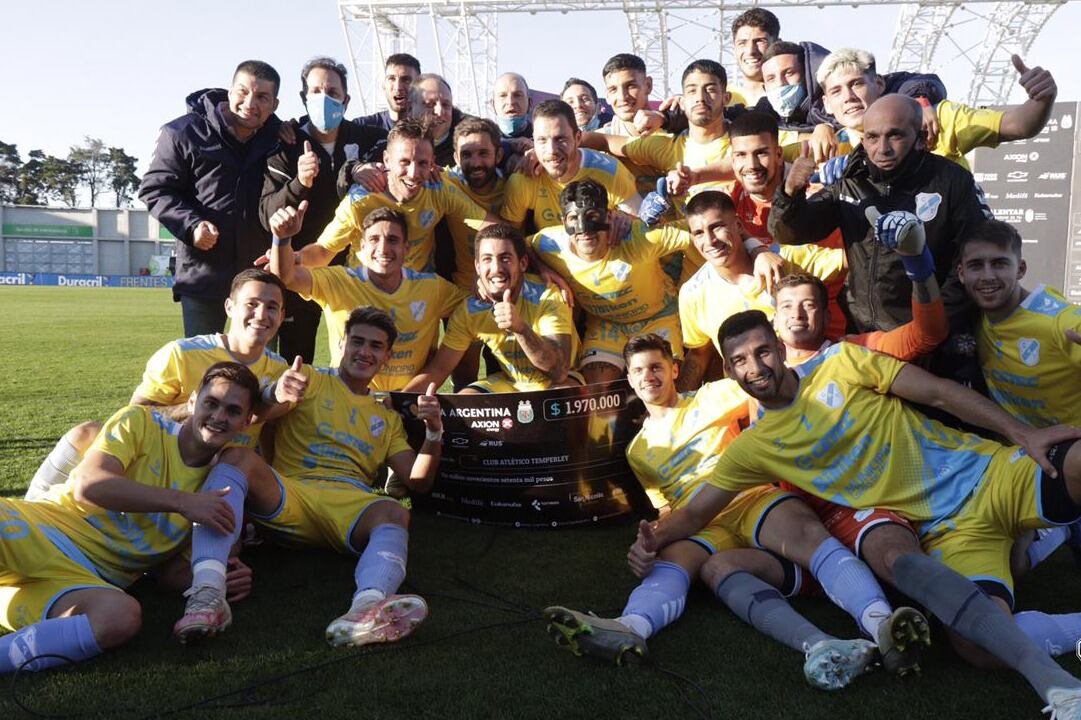 El festejo de los jugadores de Temperley