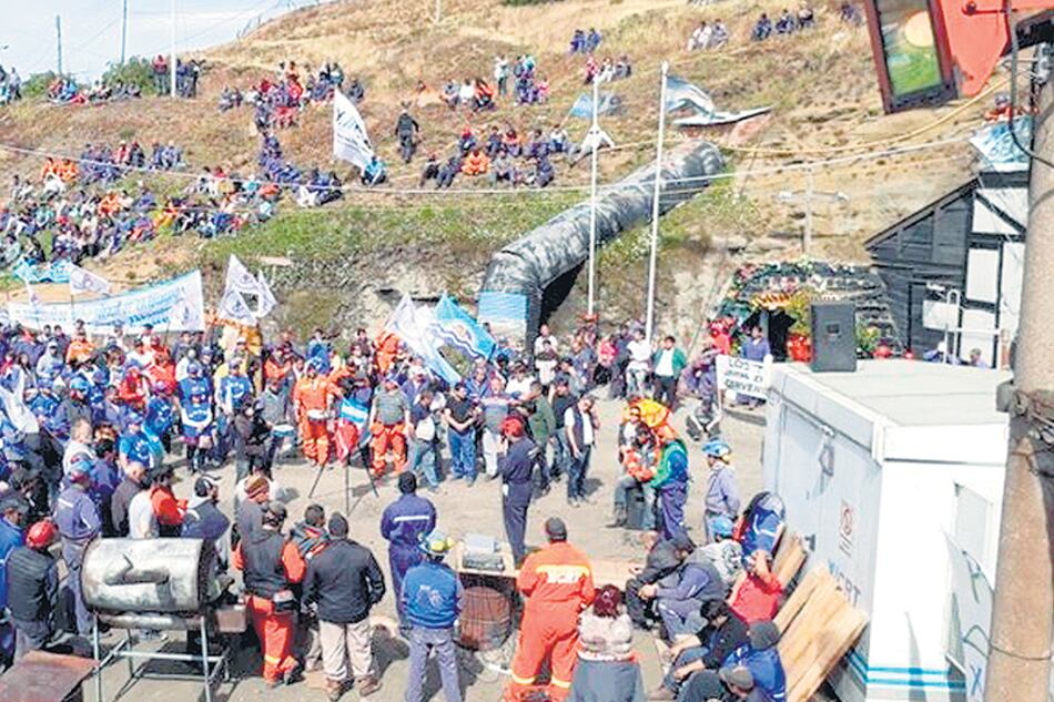 Mineros de Río Turbio y sus familias. Gendarmería quiso preservar la mina de una ocupación, pero no pudo llegar.