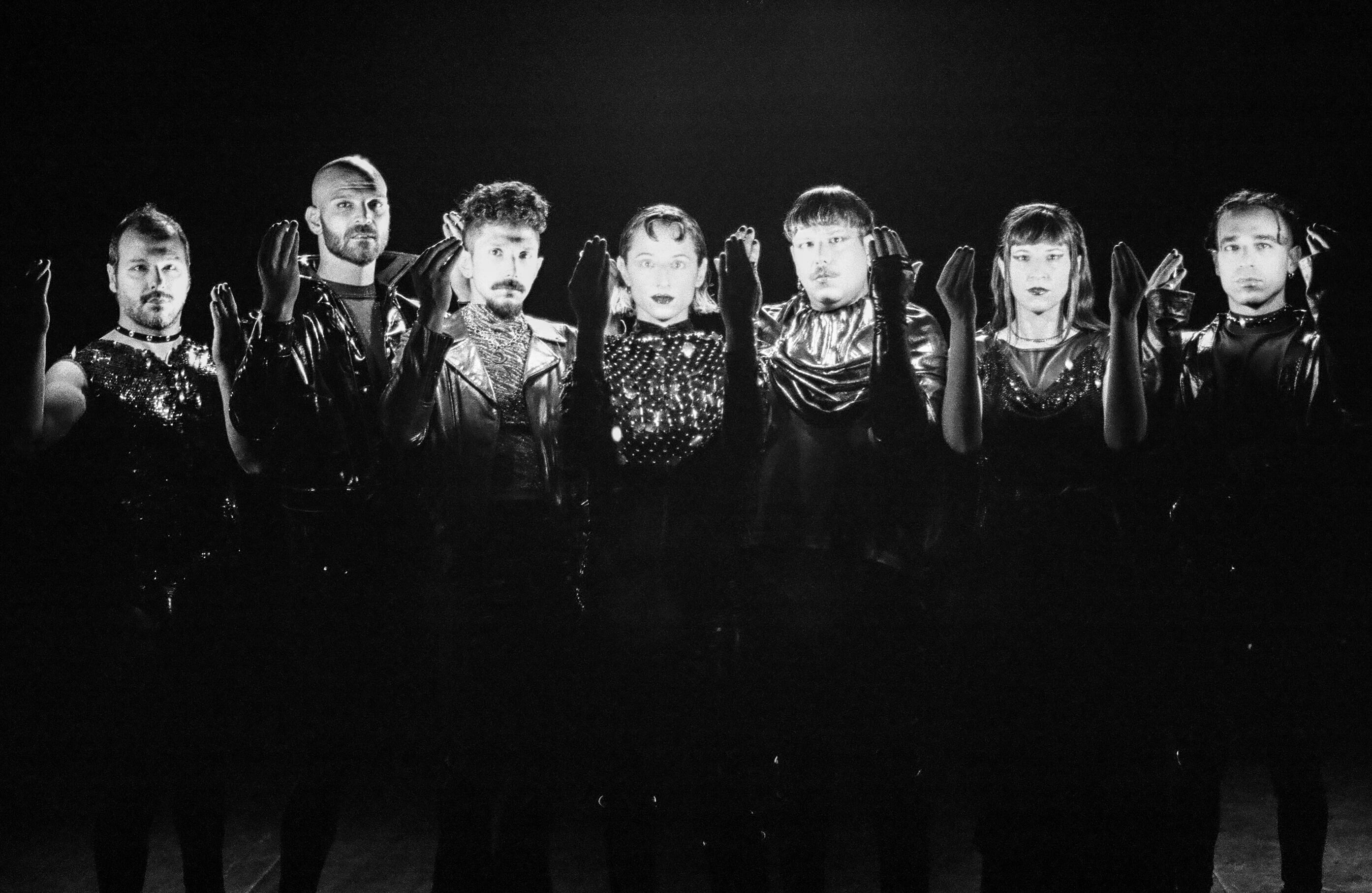 El sexto disco de Los Besos se presenta junto con un libro que también se llama Nadie Duerme. 