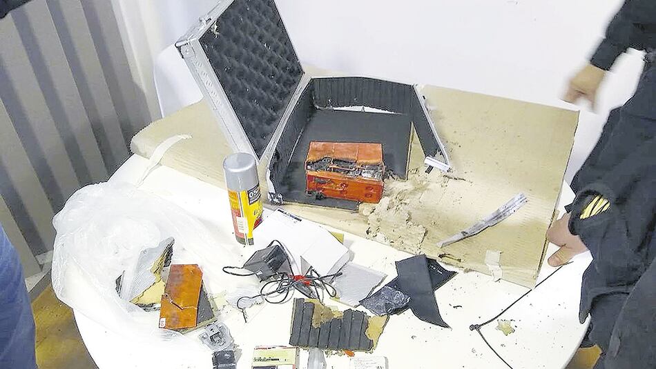 La caja de la intervención urbana hecha detonar por la policía antiterrorismo.