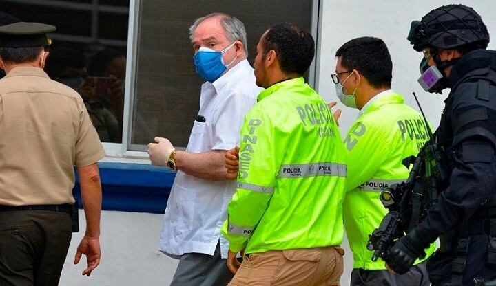 Bucaram es llevado detenido por la policía ecuatoriana.