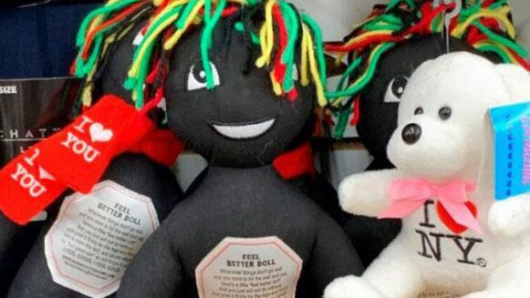 Las muñecas de tela negra, diseñadas "para ser golpeadas" y sentirse mejor.