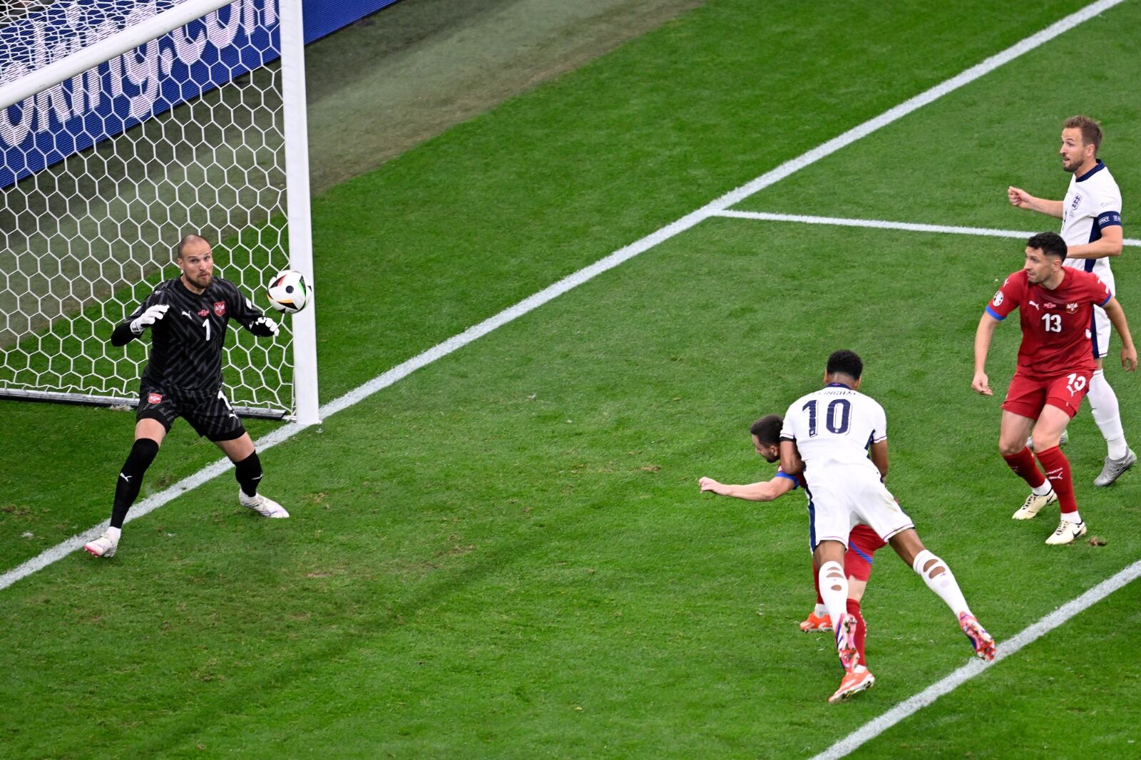 Jude Bellingham pone el 1 a 0 salvador para Inglaterra.