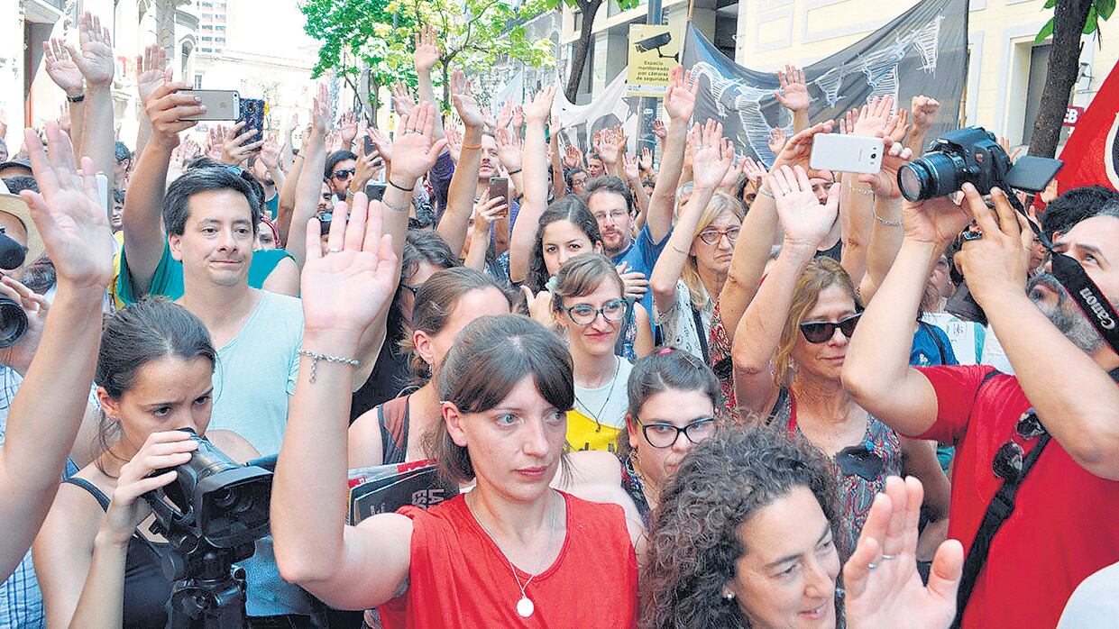 Una vigilia frente a la Legislatura de la Ciudad para defender los institutos docentes.