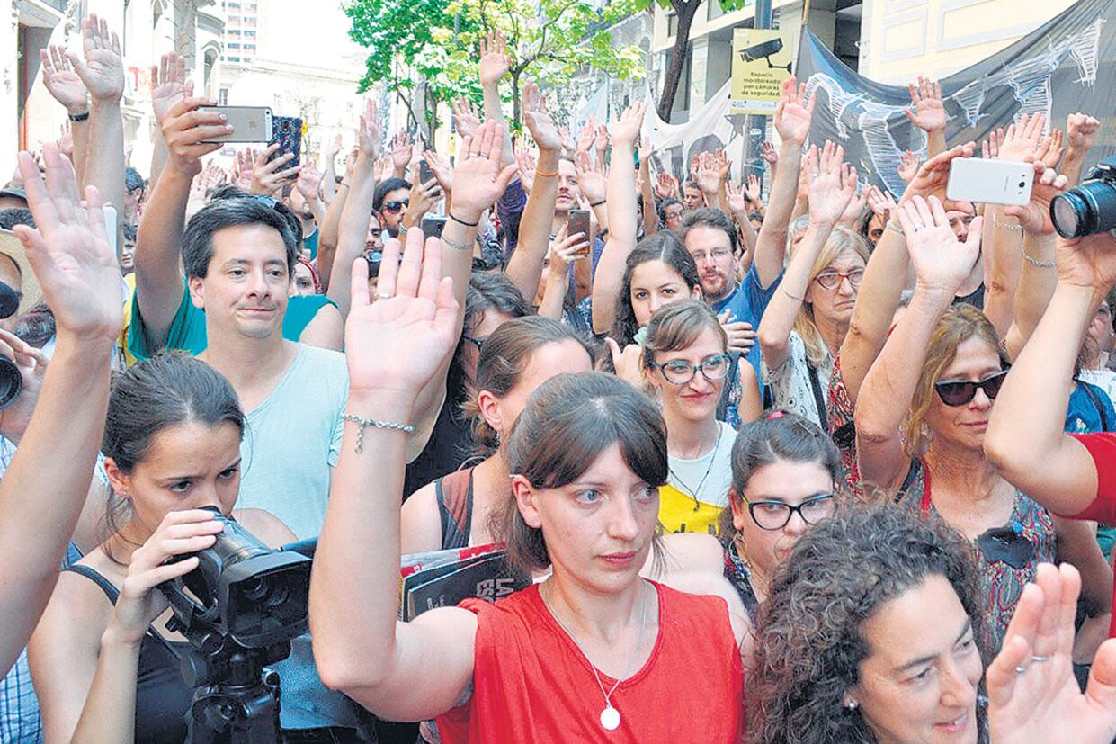 Una vigilia frente a la Legislatura de la Ciudad para defender los institutos docentes.