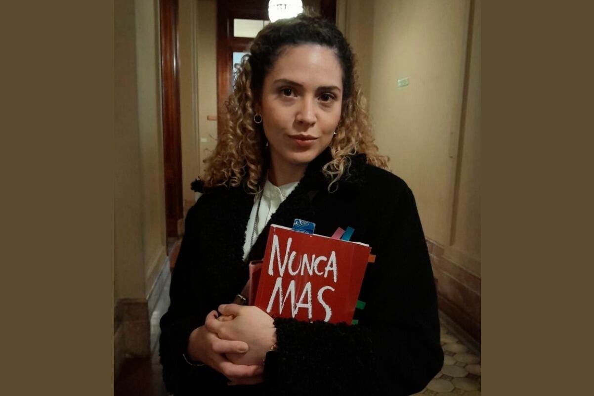 Arrieta con el informe de la Conadep.