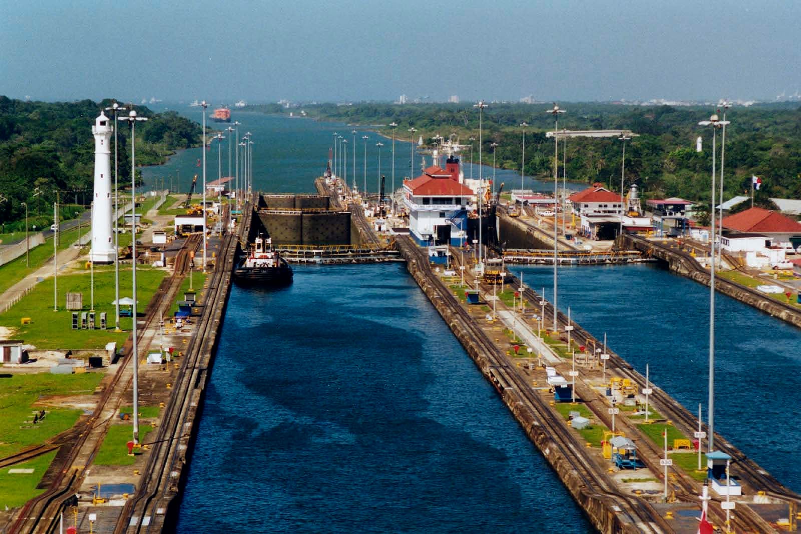 El canal de Panamá funciona por un sistema de esclusas.