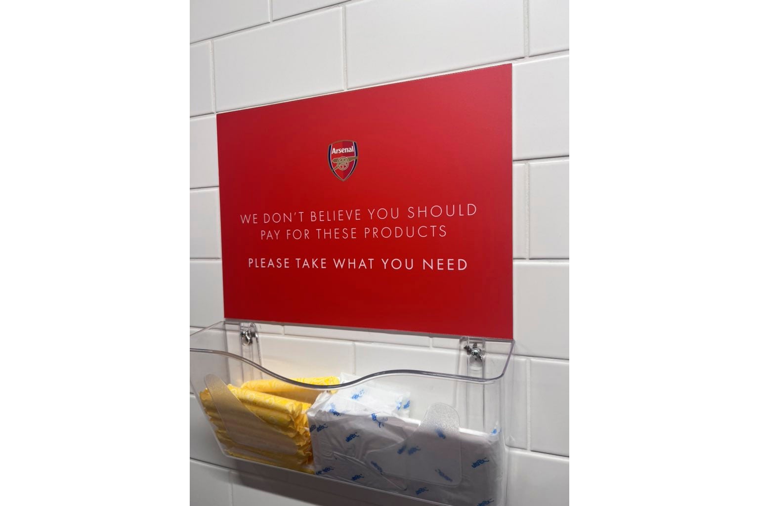 "No creemos que tengas que pagar por estos productos. Por favor, agarrá lo que necesites", el mensaje del Arsenal a sus hinchas.