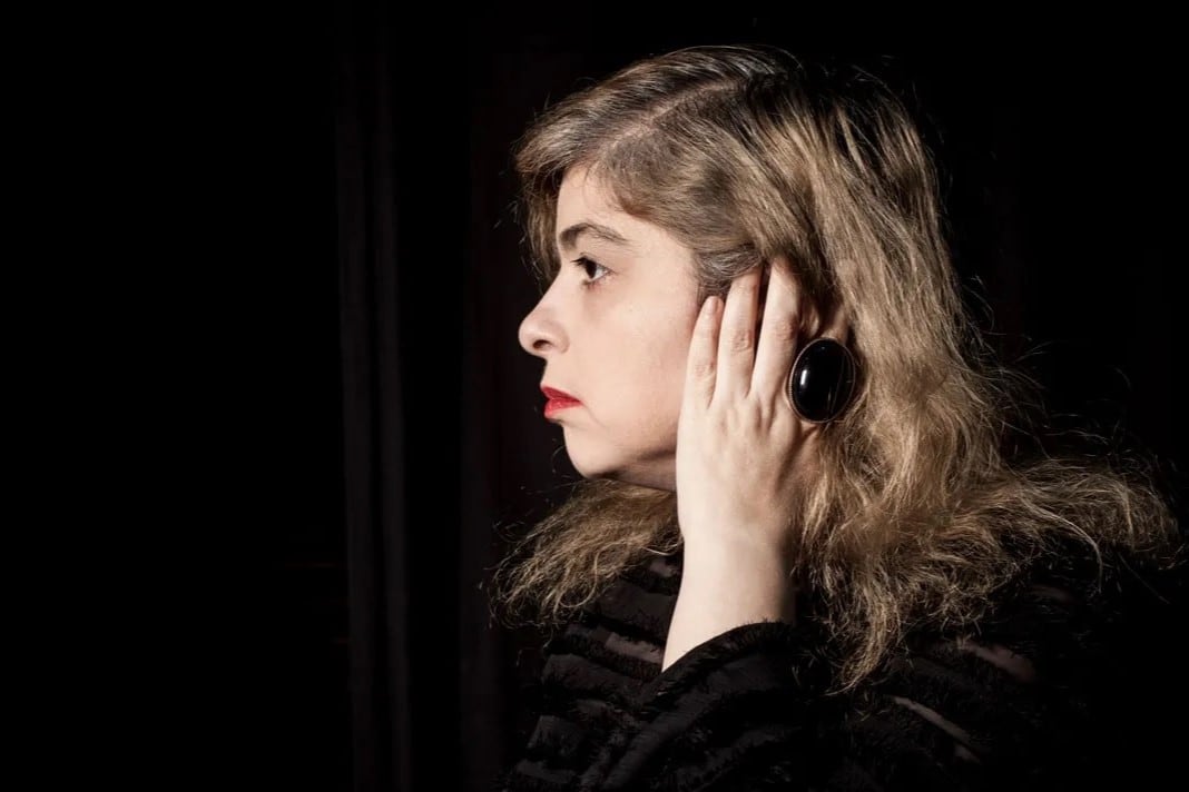 Doce relatos de monstruos, fantasmas y horrores arman su libro "Un lugar soleado para gente sombría", que acaba de publicar Anagrama