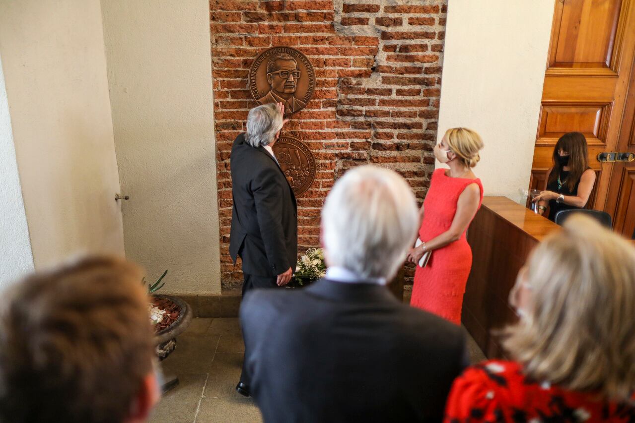 Fernández en La Moneda, junto a una imagen de Allende, en su visita de enero pasado.