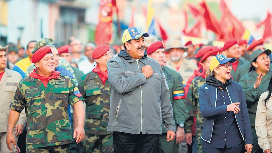 El presidente Maduro saluda durante un acto del gobierno con militares en Maracay.