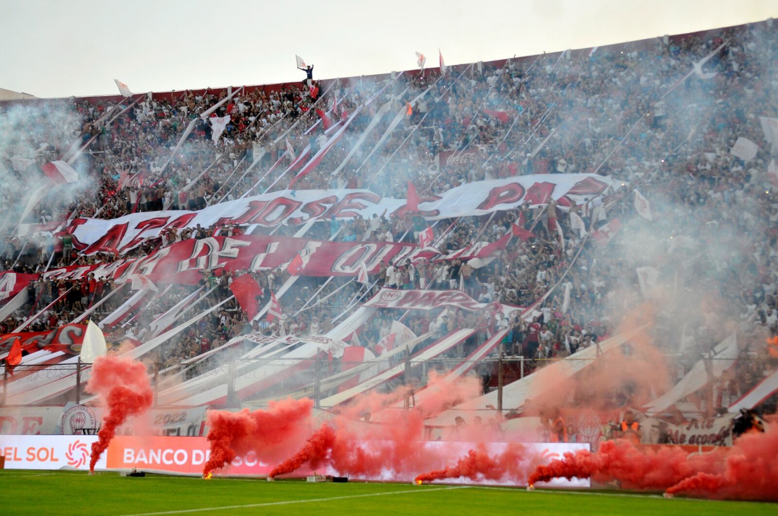 El público de Huracán colmó el estadio Tomás Ducó