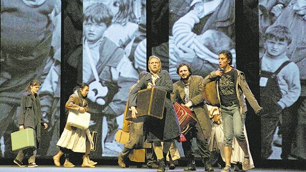 En The new colossus un planteo –a priori– políticamente correcto prevalece sobre el concepto teatral.