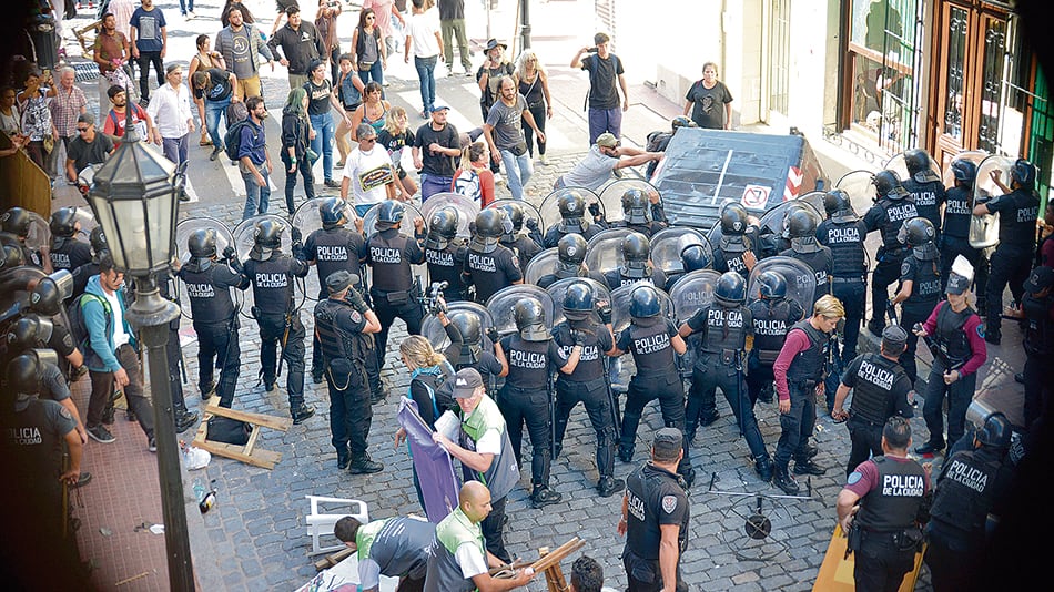 Las fuerzas policiales sitiaron la cuadra de la feria de San Telmo y les pegaron hasta a los turistas.