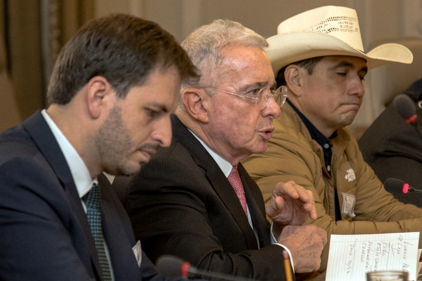 Uribe (centro) acusado de complicidad de una masacre de campesinos.