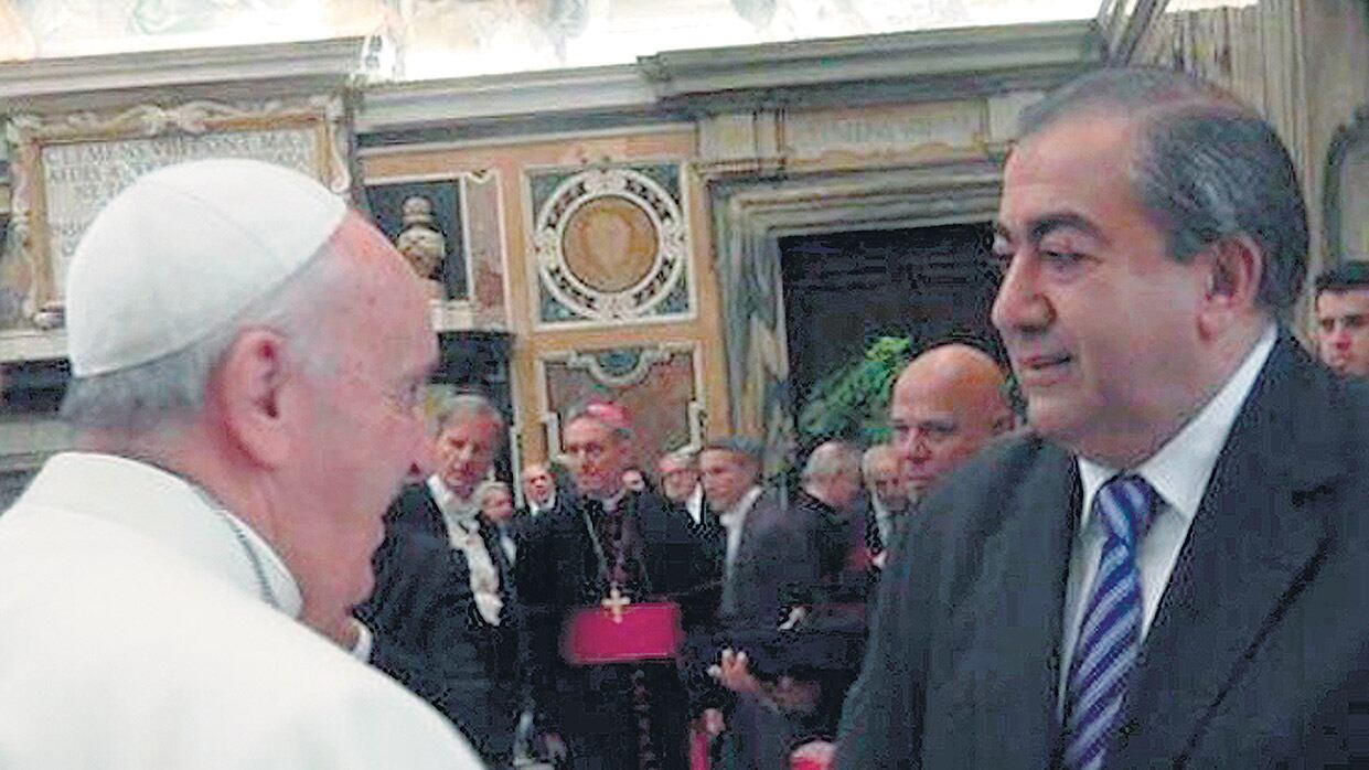 Héctor Daer, uno de los que está en Roma, va por otra foto junto al papa Francisco.