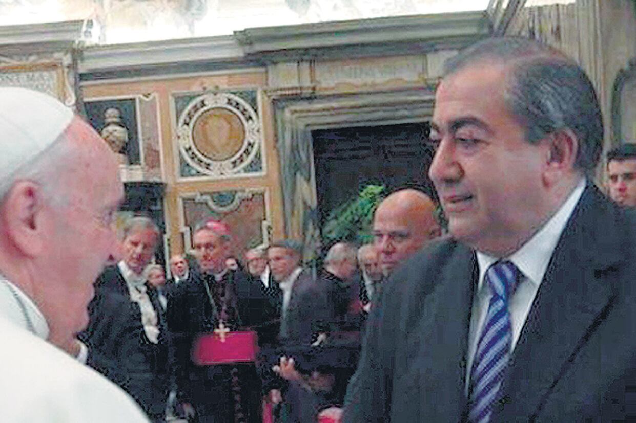 Héctor Daer, uno de los que está en Roma, va por otra foto junto al papa Francisco.
