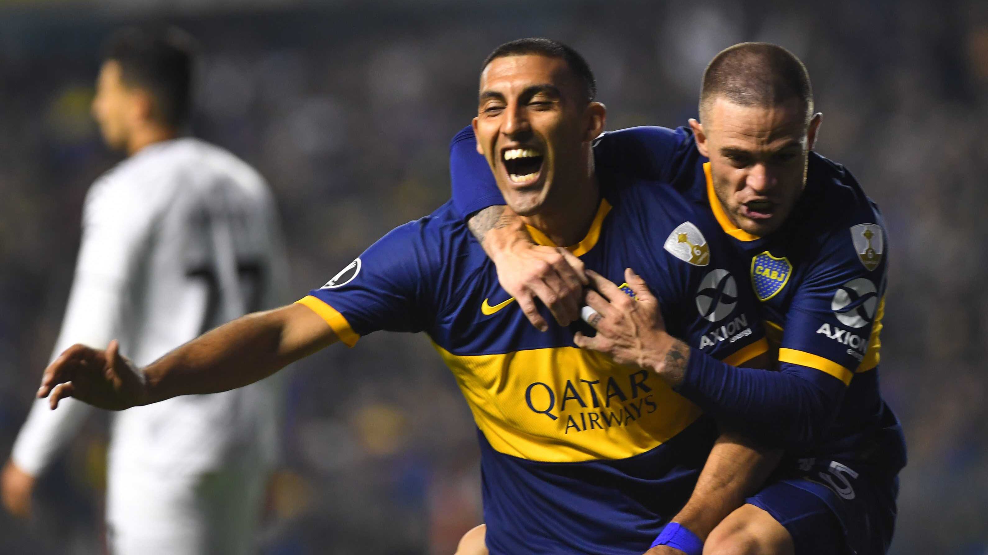 Festejan Abila y Nández, dos de los mejores jugadores de Boca en la gran noche del local.