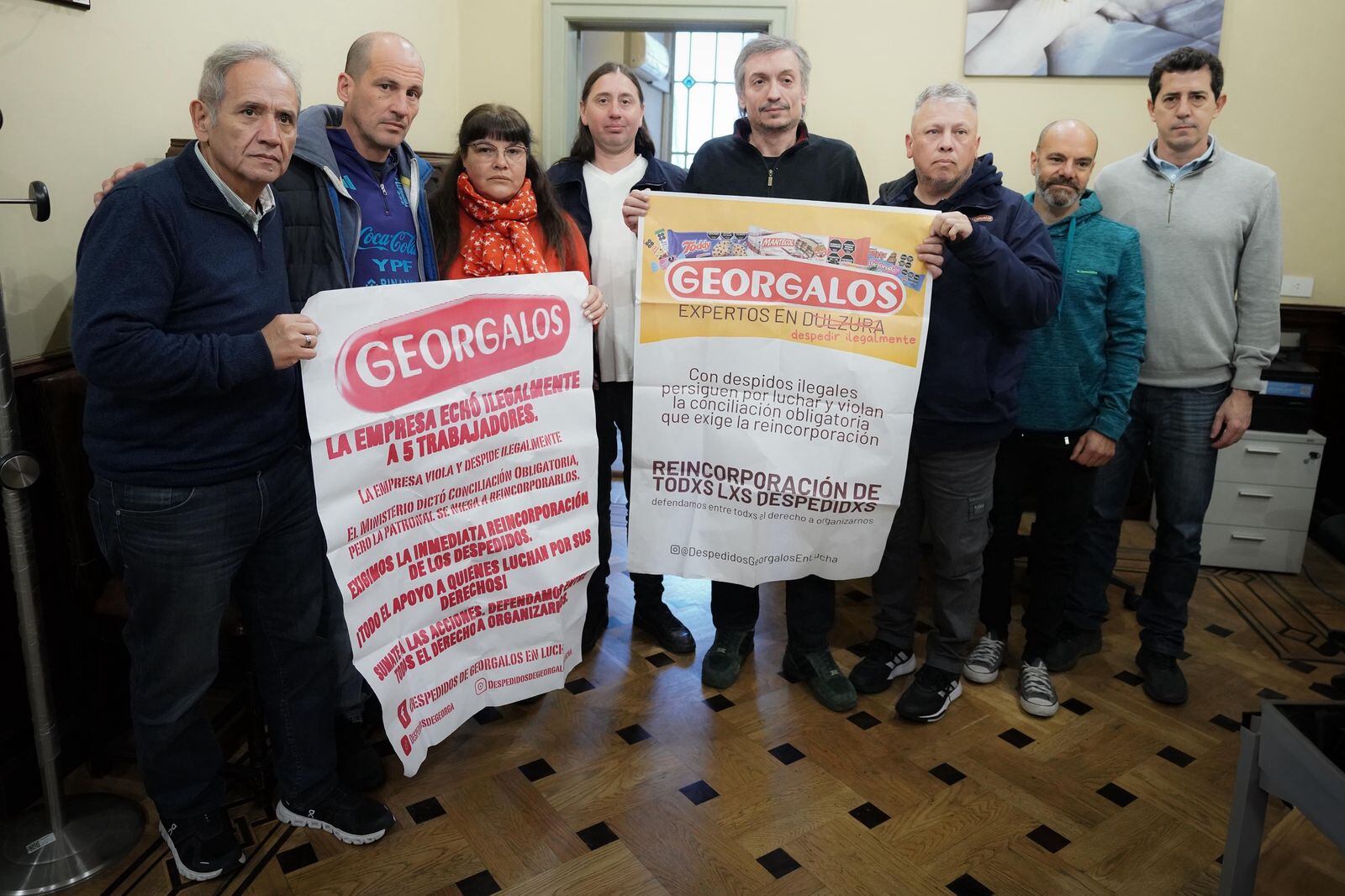 Kirchner y De Pedro junto a los cinco trabajadores despedidos.