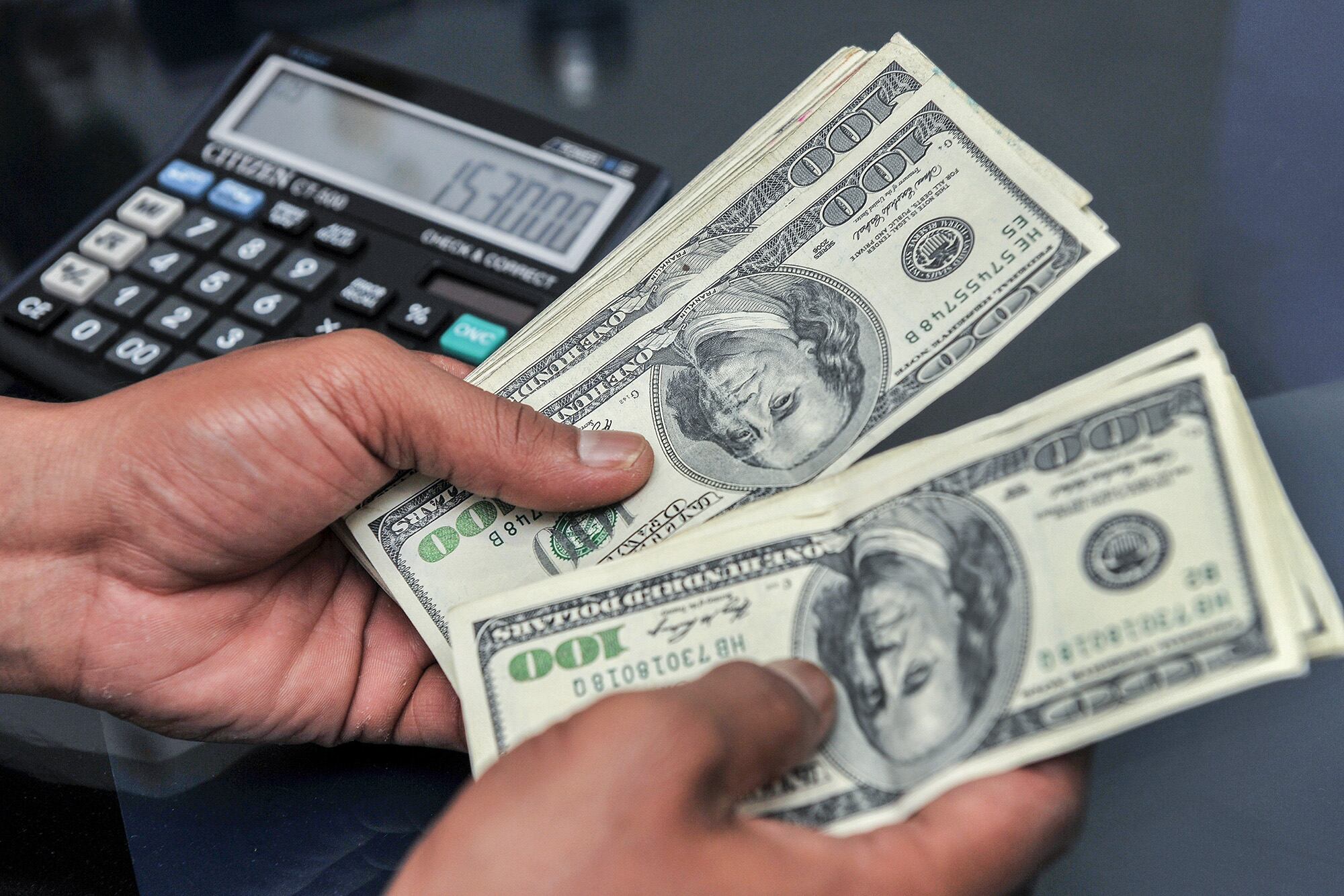 El dólar contado con liquidación se negoció con una baja de 0,3 por ciento, a 305,02 pesos.