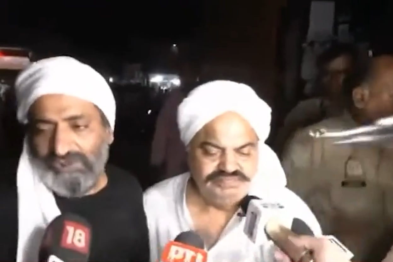 Atiq Ahmad y su hermano Ashraf, asesinados este sábado en un atentado que quedó registrado frente a las cámaras de televisión en vivo. Foto: captura de video