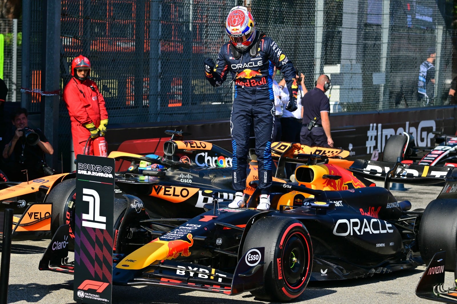 Verstappen subido a su Red Bull luego de hacer la vuelta más rápida
