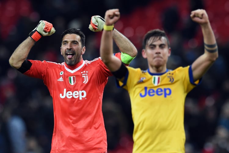 El arquero Buffon y Dybala celebran la clasificación en Londres.