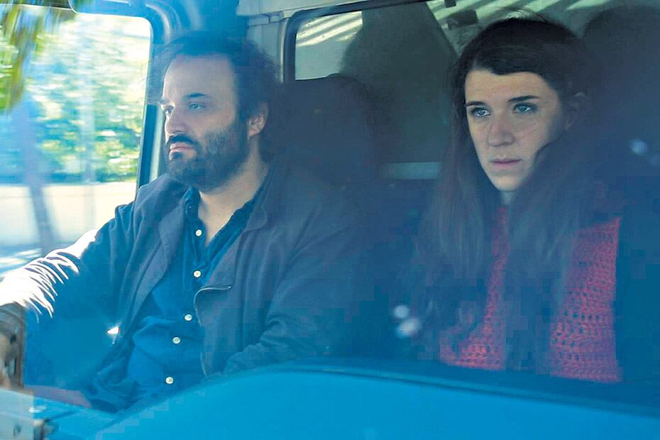 Walter Jabob y María Villar, corriendo de aquí para allá en La vendedora de fósforos, de Alejo Moguillansky.