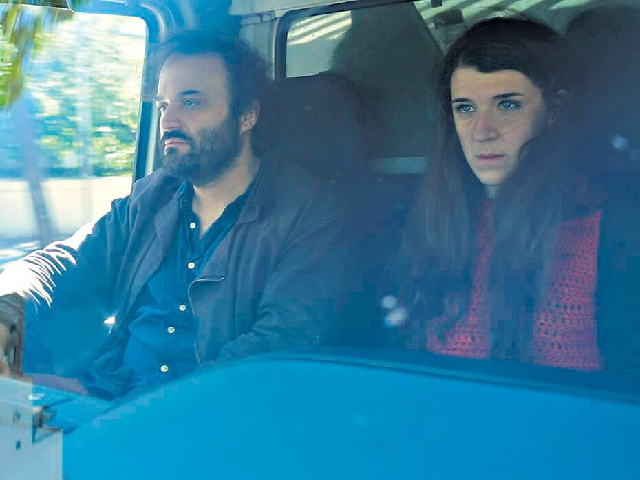 Walter Jabob y María Villar, corriendo de aquí para allá en La vendedora de fósforos, de Alejo Moguillansky.