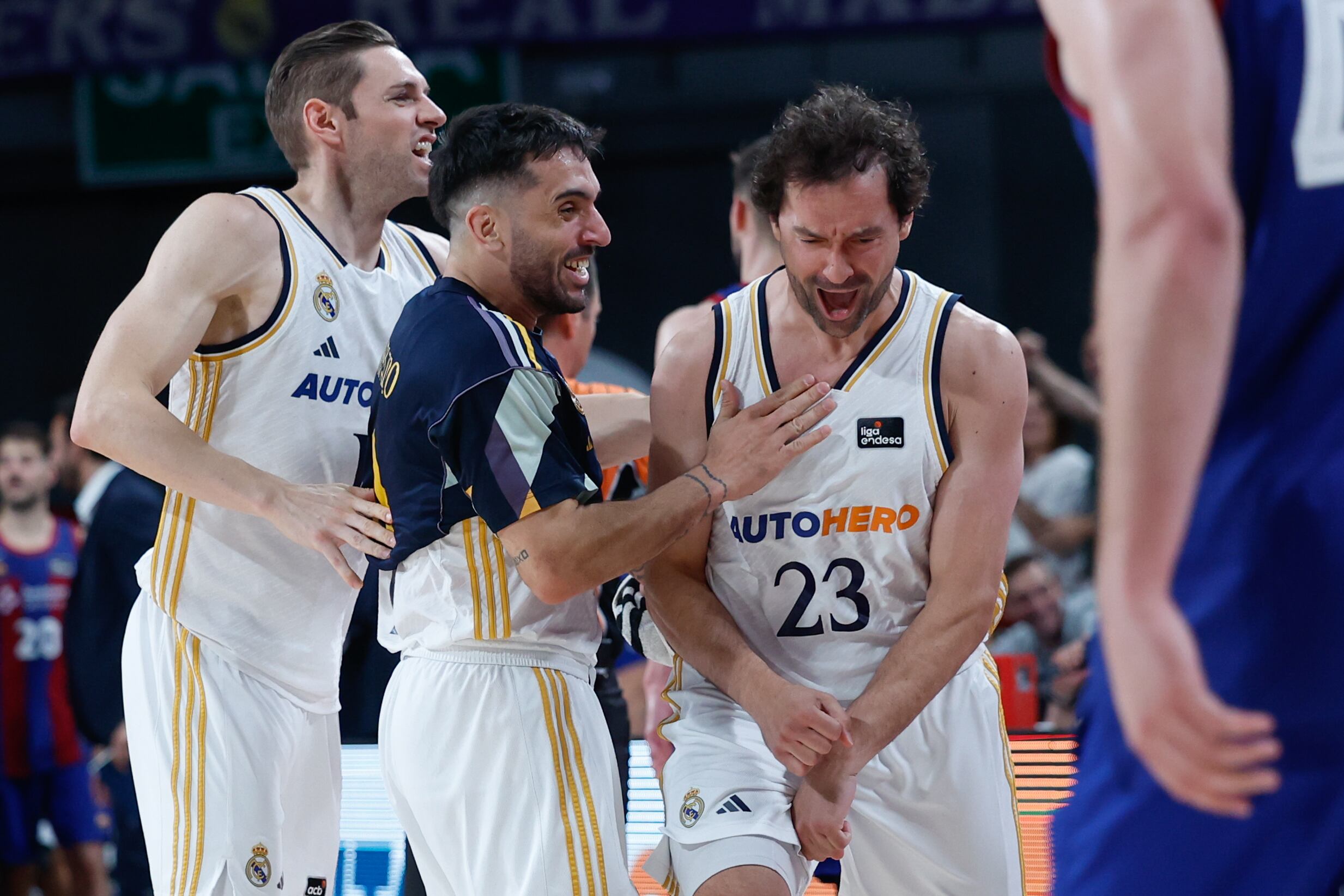 Campazzo festeja junto a Llull, uno de los goleadores del Real.