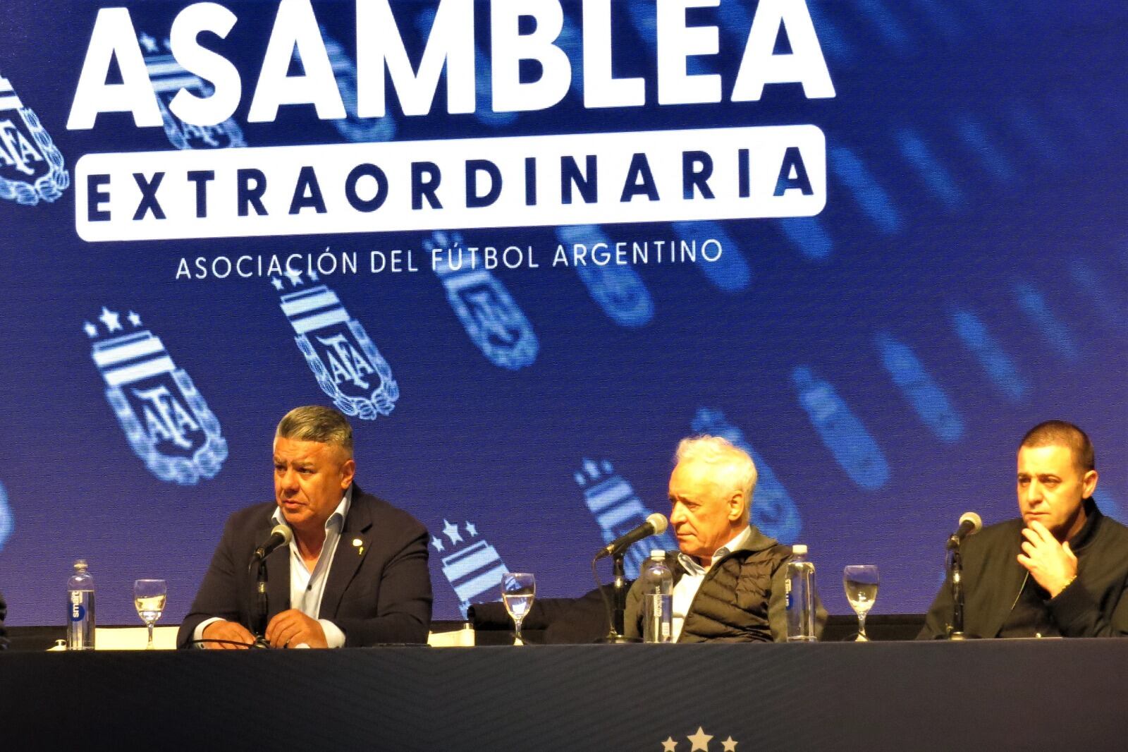Chiqui Tapia, al frente de la Asamblea de General Extraordinaria.