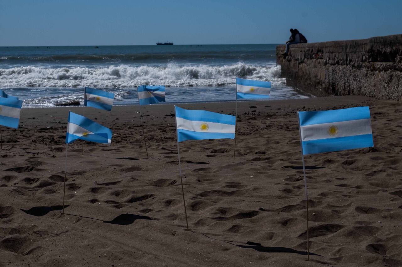 Vecinos de Mar del Plata pusieron banderas en la playa en homenaje a los muertos por coronavirus.