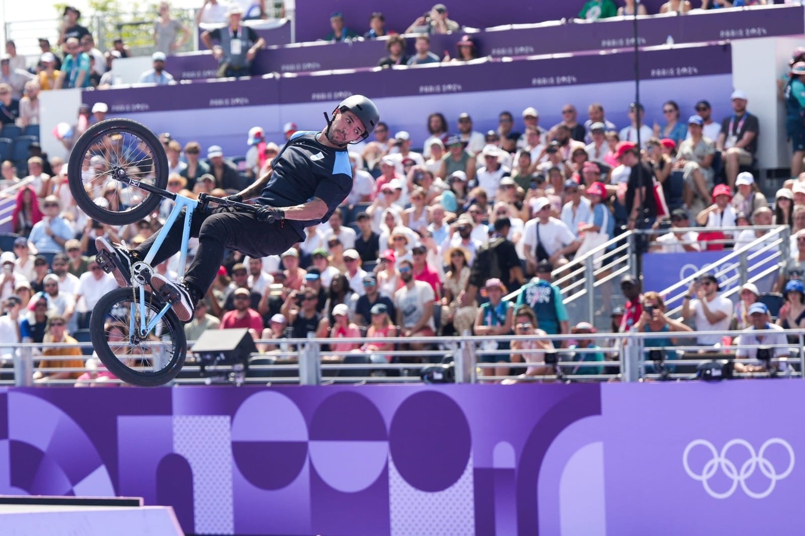 José "Maligno" Torres hace piruetas sobre su BMX.