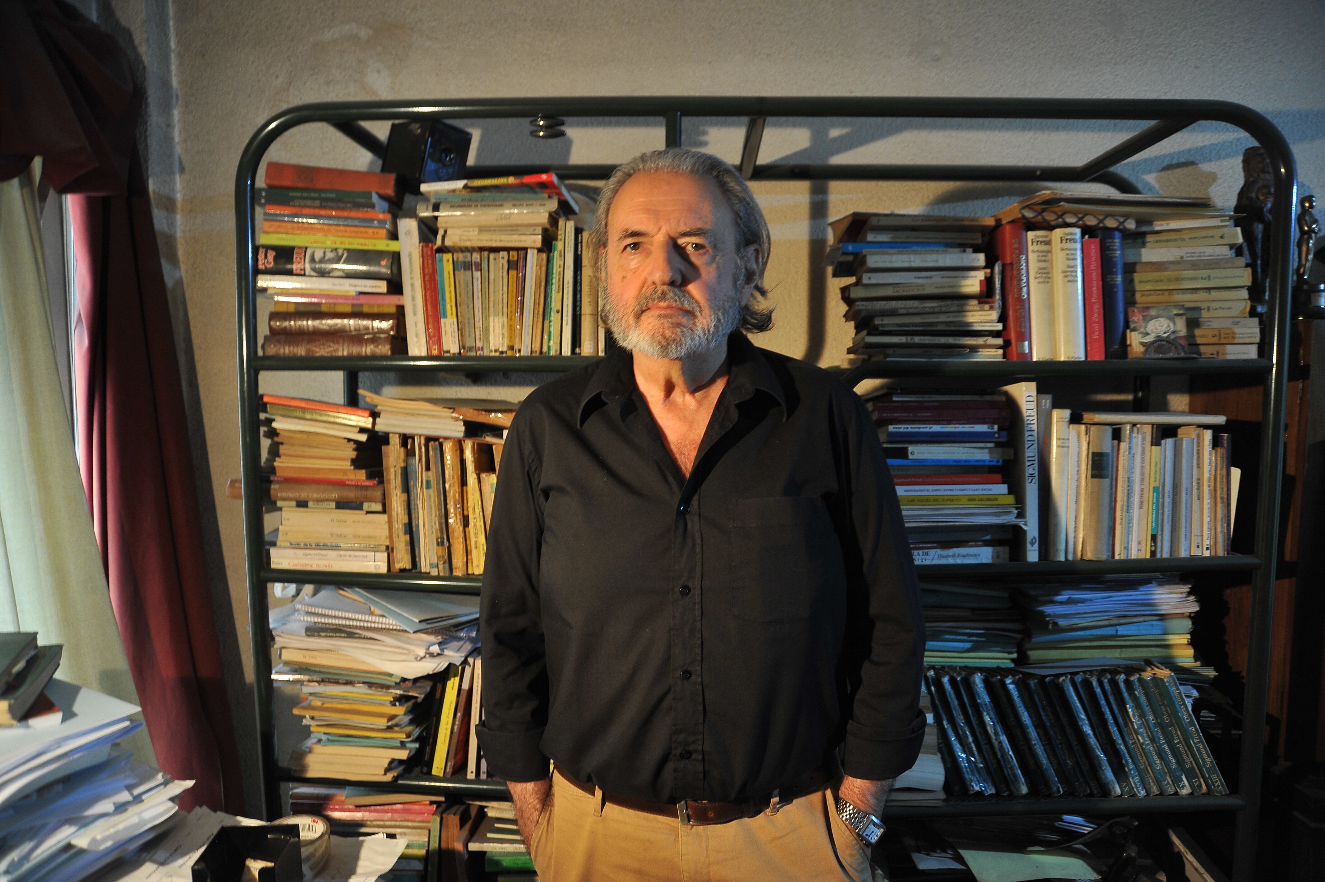 Rusconi indaga en aquello que hace que un pueblo pueda ser hipnotizado.