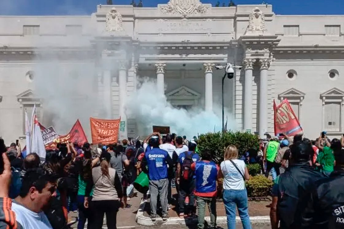 Los manifestantes casi logran ingresar a la Legislatura.