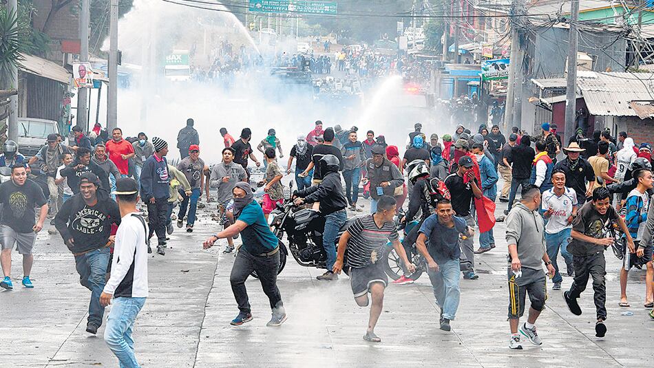 Las protestas estallaron el domingo en diferentes zonas del país y continuaron ayer.