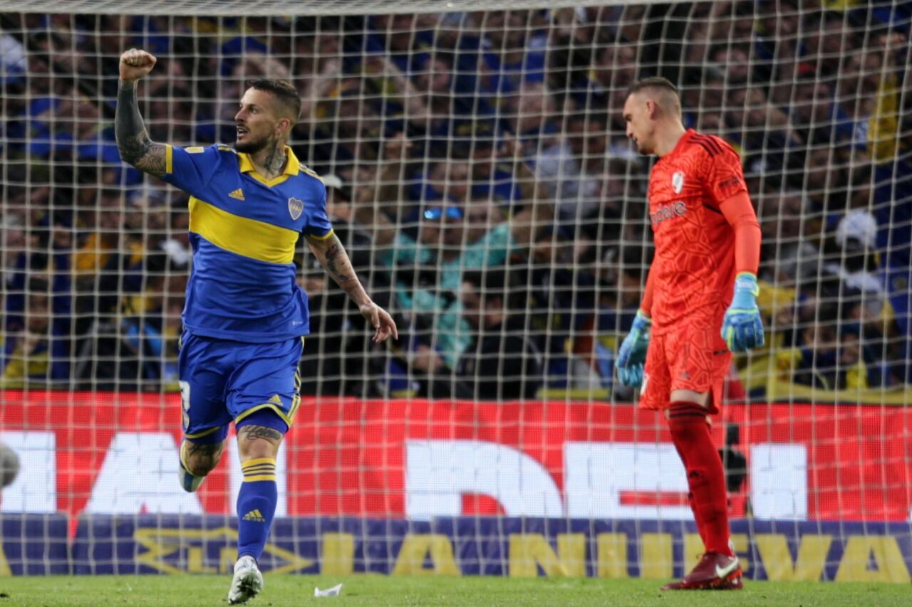 Darío Benedetto festeja; Franco Armani sufre.