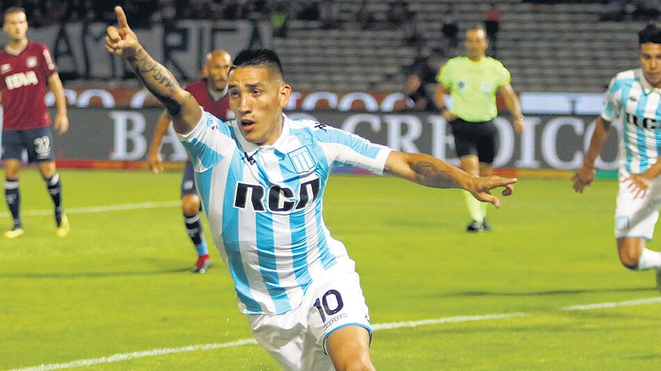 Centurión festeja el primero de Racing, que llegó apenas iniciada la noche cordobesa.