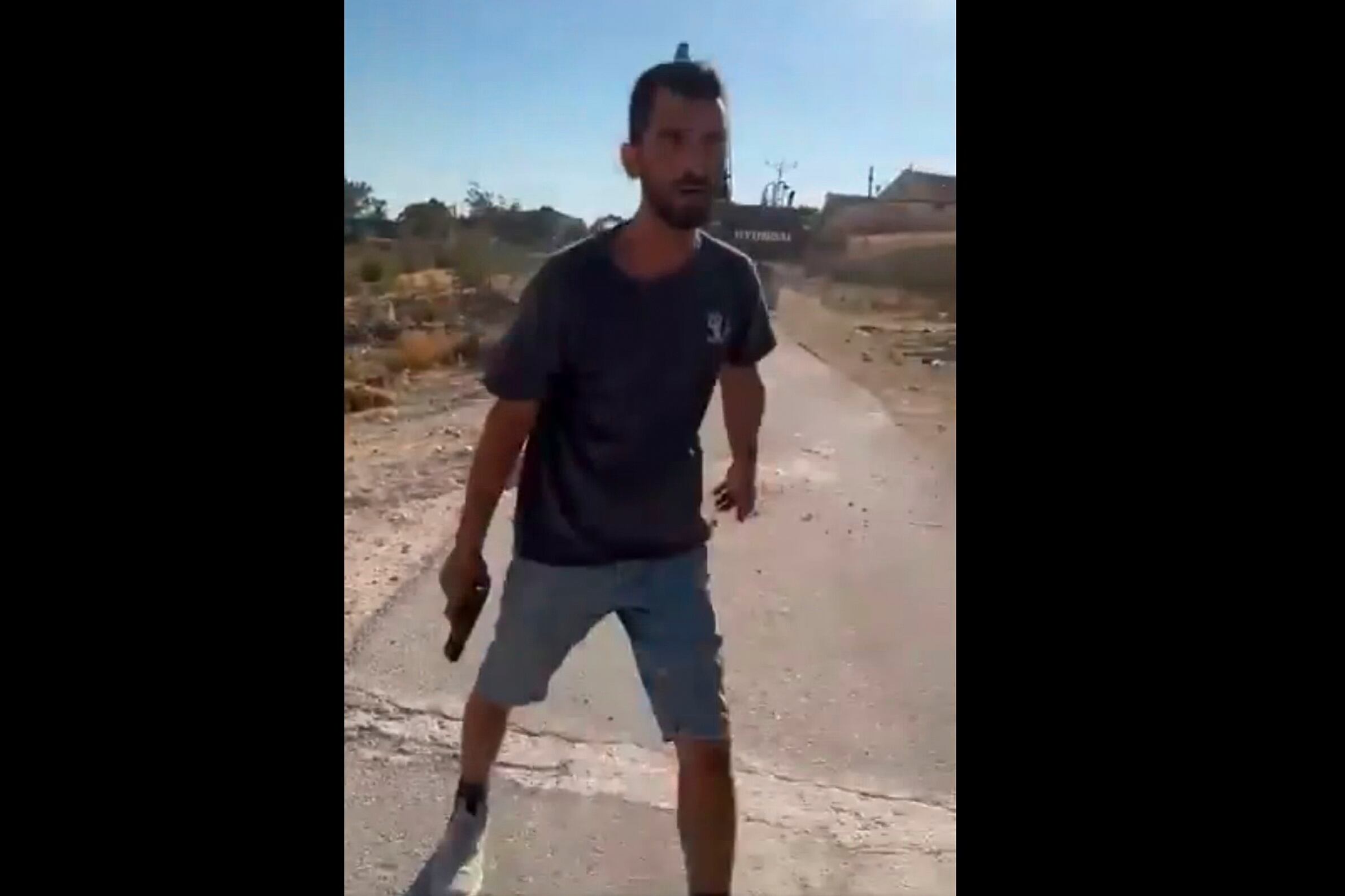 Levi, con el arma con la fue asesinado Hadalin.