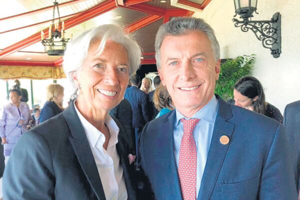 Encuentro en el salón de espera de un hotel. Privados de privacidad.