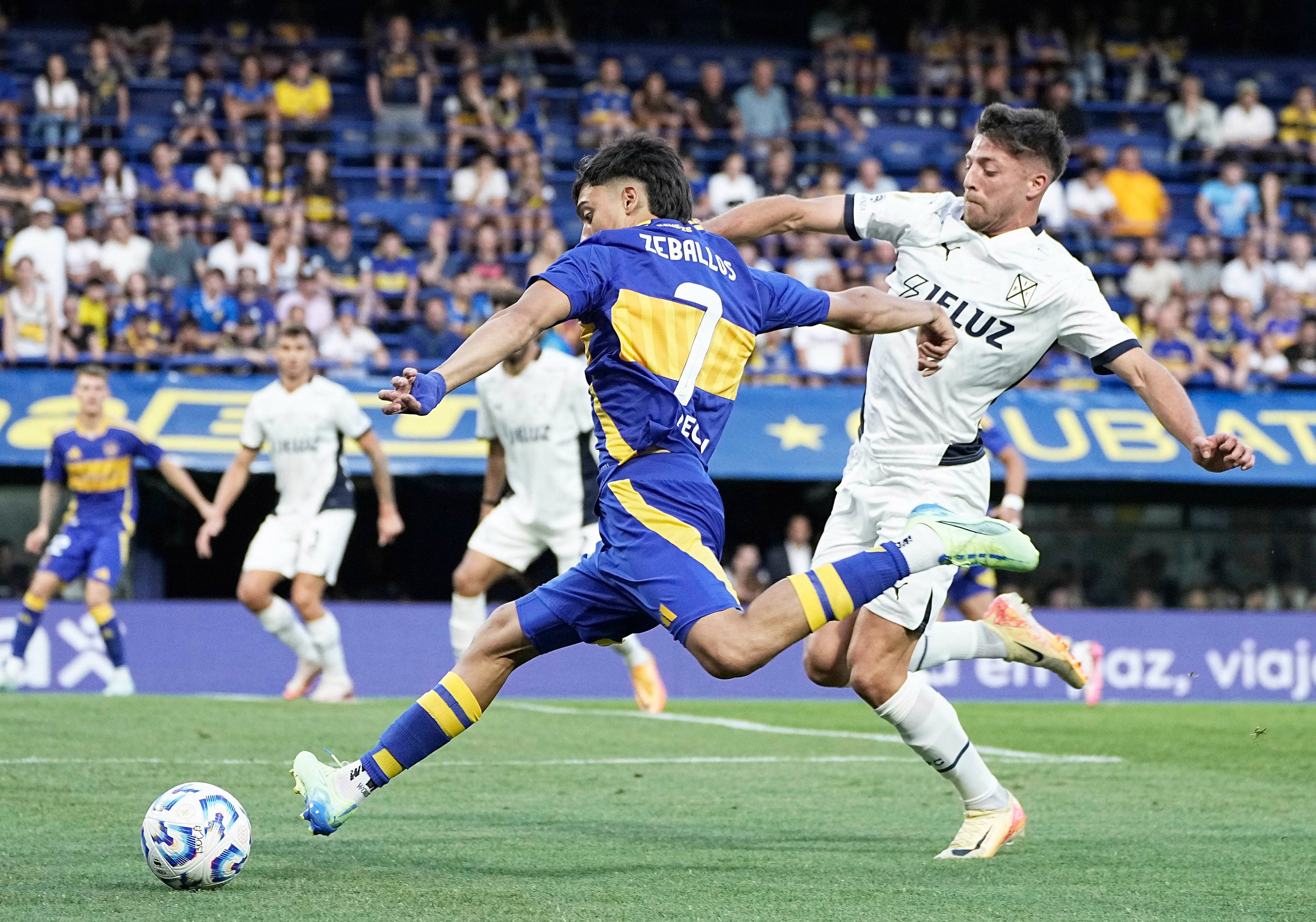 Zeballos desborda ante la marca de Vera