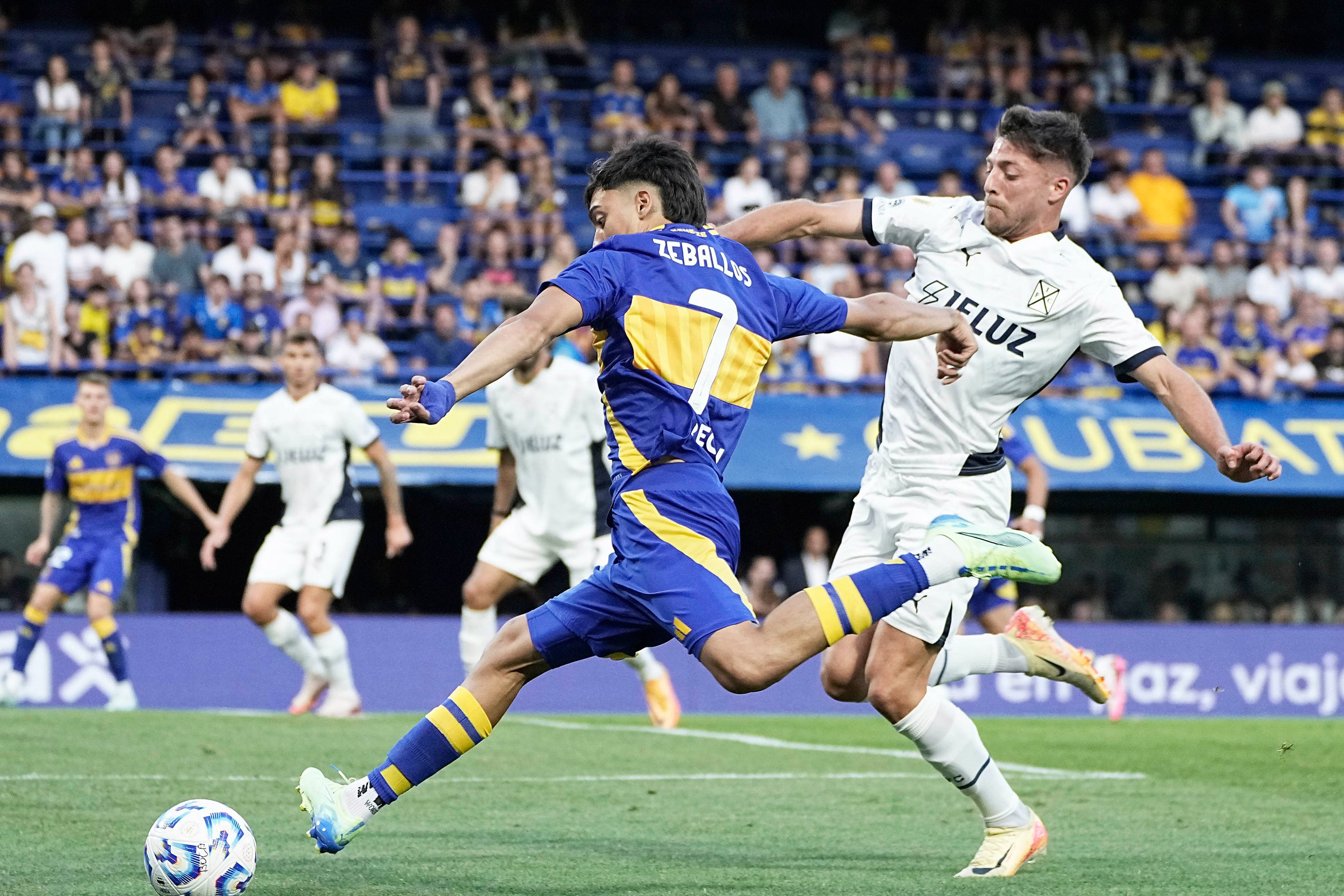 Zeballos desborda ante la marca de Vera