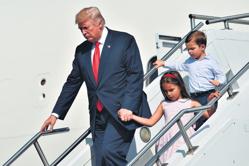 Trump llega a Morristown, Nueva Jersey, con sus nietos Arabella y Joseph Kushner.