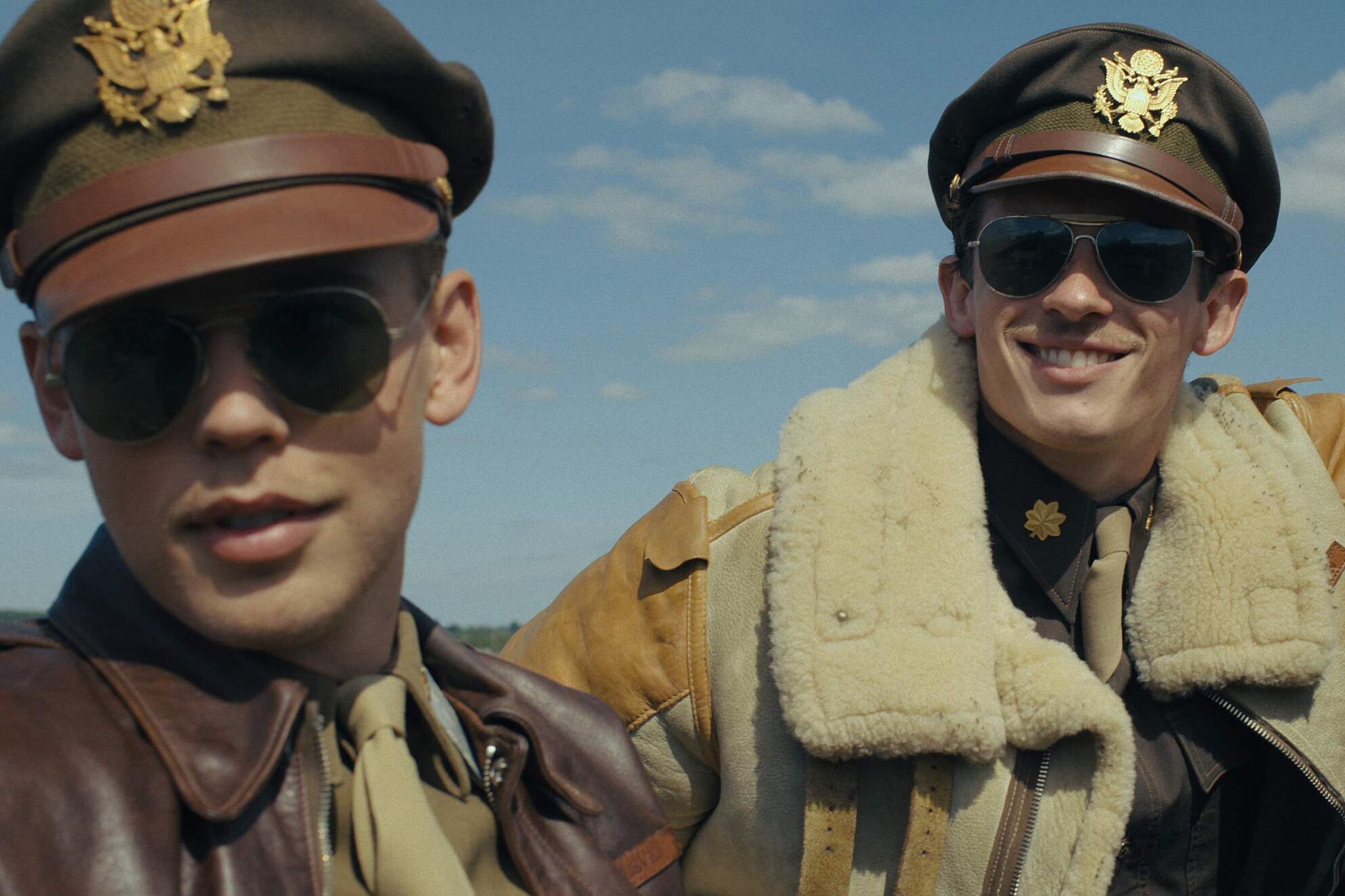 El vínculo entre Gale Cleven (Austin Butler) y John Clarence “Bucky” Egan (Callum Turner) estructura la trama.