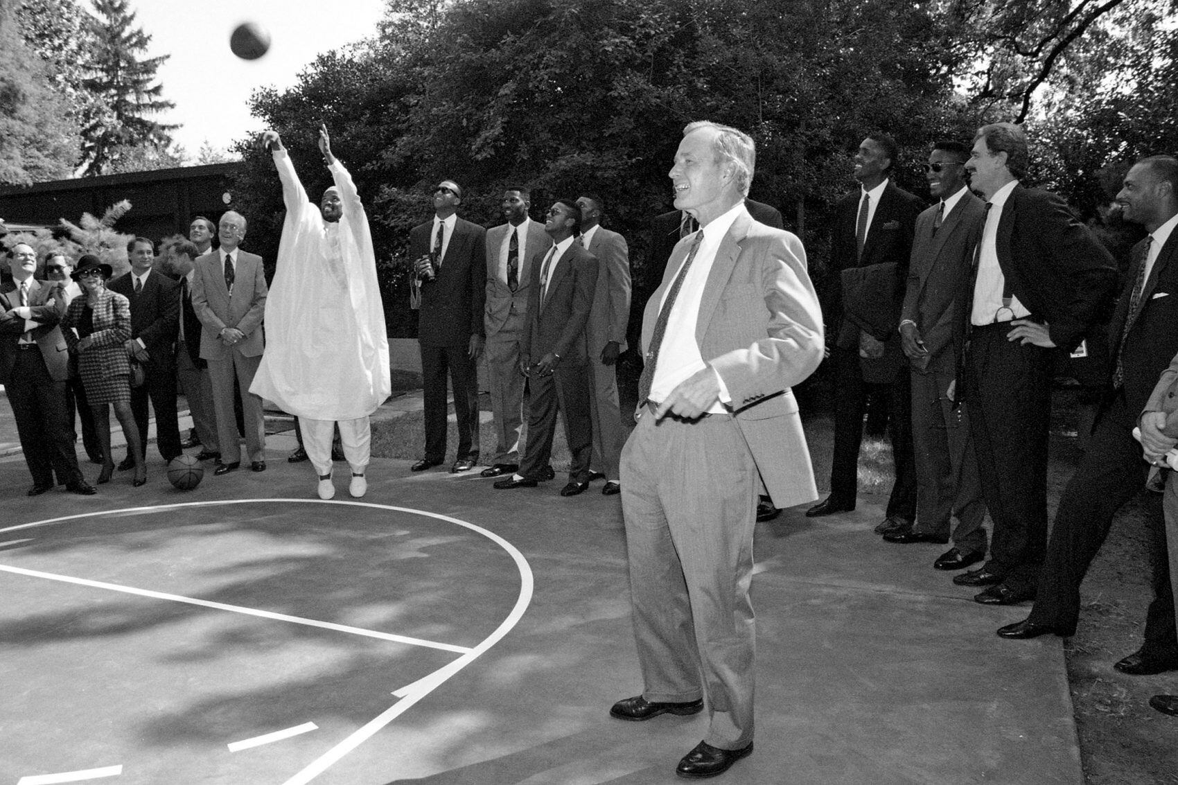 Craig Hodges, con su dashiki blanco, encestando en la Casa Blanca frente a George Bush padre.