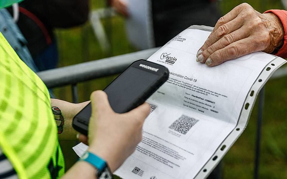 En Francia el certificado sanitario, que ya se exigía en otros negocios y actividades, también es ahora obligatorio para ingresar a centros comerciales